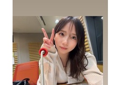 日向坂46OG齊藤京子、バストをテーブルで休ませてしまう