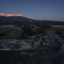 染まる御嶽山と柳又集落