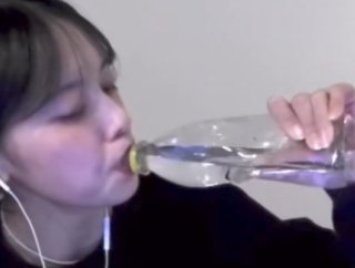 【トゥンク♡】加藤小夏(おなつ)さん、スタバに続きいろはすまで漢らしいがぶ飲みを披露して弱男のハートを鷲掴みwwwwwwww