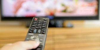 食後にリビングでテレビを見てたら、嫁から「毎日テレビ見て、楽でいいわね」と皮肉を言われた。嫁も毎日朝から晩まで見てるのにな。