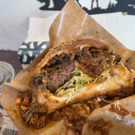 溢れる旨味、エゾ鹿肉のプレミアムバーガーを堪能する〜余市　EBIJIN（エビジン）〜