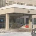 「女が暴れている」20歳の女が区役所で22歳男性職員の胸にキック…公務執行妨害容疑でその場で逮捕「わかりません」と否認　札幌市北区