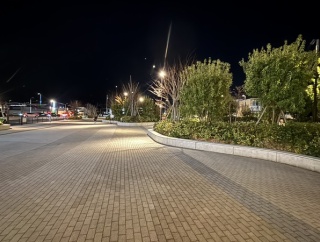 ららぽ沼津のねがた側にあるやまの広場、夜の雰囲気もいい感じ。恋バナにも花が咲きそう。(沼津市東椎路)