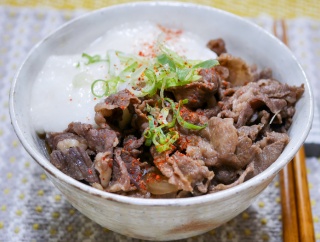 トロロと牛肉で残暑を乗り切る「夏牛丼」
