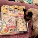 オヤツよりもオヤツの袋が気に入ったのにゃ♪