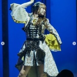 『[イコラブ] 瀧脇笙古、美脚輝くステージ衣装姿に反響「ゴージャス」「凛としててカッコいい」』の画像