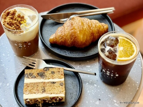 【Roots at Bhiraj EmQuartier】　 ～平日限定の穴場！エムクオーティエ直結の絶品カフェ～