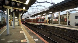 【大阪】「どけ」「邪魔や」　近鉄大阪線・鶴橋駅のホームから男性を突き落とす　八尾市の会社員を殺人未遂容疑で逮捕