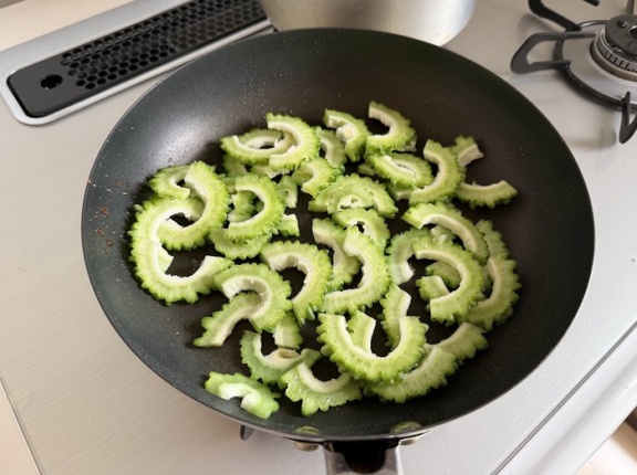 ゴーヤチャンプルーを美味しく作るちょっとしたコツ【厚揚げのゴーヤチャンプルー】で帰省中の次女が喜ぶ晩ごはん