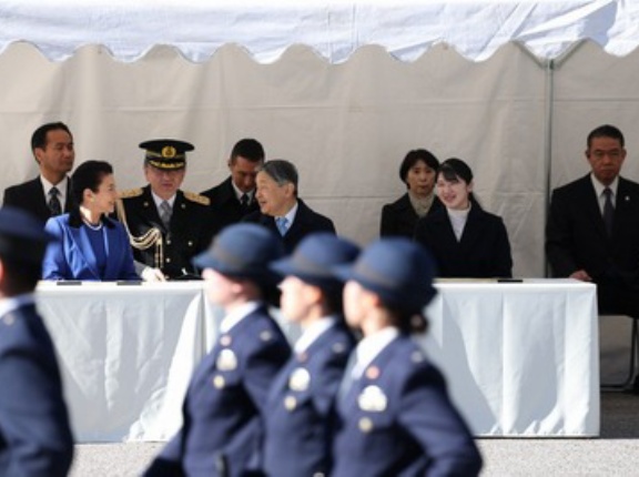 天皇一家　皇宮警察の創立140周年記念年頭視閲式に出席