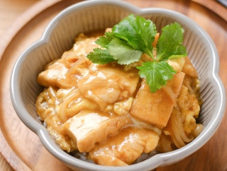 タンパク質たっぷり！むね肉と厚揚げの卵とじ丼【#簡単 #時短 #ランチ #クレハタイアップ #PR】