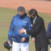 新庄ビッグボス、木田2軍監督の腹を触り「太っている人は減量」
