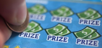 【幸運】がん闘病の男性、宝くじ２千万円当選　最後の化学療法に向かう途中で購入 	