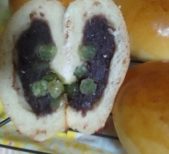 うぐいす豆入りのあんパン。