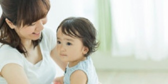 【頭悪すぎ】居間が狭いからと赤んぼを食器棚の下に配置はやめてくれ。「皿が赤んぼに落ちたらどうする？」と言ったら、嫁「今まで平気だから」…と