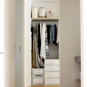 無印とダイソーの優秀グッズで完成！一発で取れるクローゼットの超ラク収納ができました！