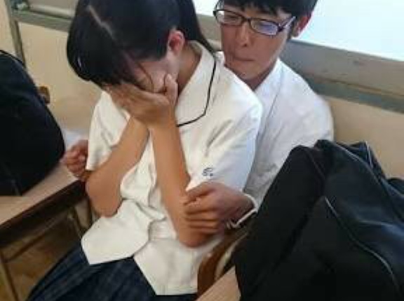 【画像】高校生カップル、電車で座席を広く使ってしまう・・・・