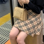 【画像】女さん、電車で席がないからスーツケースを椅子にして座ってしまうｗｗｗｗｗｗｗ