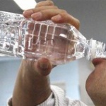 日本人「バスの運転士が仕事中に水飲んでる！仕事をなんだと思ってるんだ！」 	