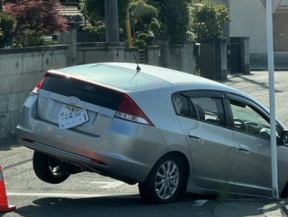 【悲報】千葉でインサイトの事故車発見…天ぷらナンバーが剥がれて盗難車の可能性浮上か！？