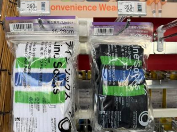 海外「確かにこれは良いものだった！」訪日旅行者に人気急上昇中の日本のコンビニ靴下に対する海外の反応