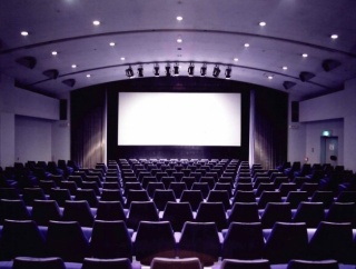 【ダメだこりゃ】新宿のTOHOシネマズはほぼ満席、パチンコ屋も大盛況、いっぽうで飲食店は閑散