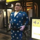 夜の維新ロードは涙雨に濡れて