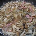 ワンパンで簡単！きのことベーコンの塩昆布パスタ