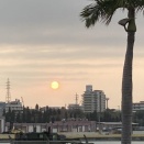 店の前から見た夕陽。