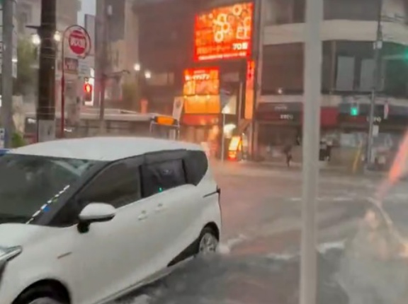 【現場の状況】#交通情報 大雨で道路冠水してる千葉県柏市の様子 国道16号線や柏駅前の一部で道路冠水 運転注意8月13日 #千葉 #柏 #ゲリラ豪雨 #お盆