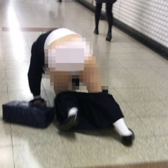 【衝撃】JKが駅でパンツ丸見えになるトラブル！