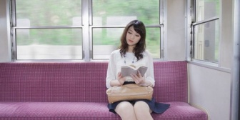 彼氏が婚約指輪の代わりにずっと欲しかったインディアンジュエリーのバングルをくれていつも身につけていたら、電車で男がそれを見て話しかけてきて次の駅に着いた瞬間…