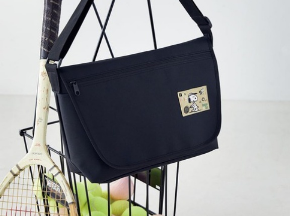 SNOOPY DAILY MESSENGER BAG BOOK