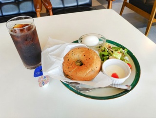 ベーグルサンドモーニングも！稲沢の車屋さんに併設するドッグカフェ/Jelly’s Cafe