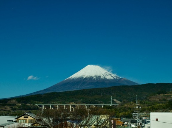 ワイ「富士山の自販機は高い」 バカ「輸送費が～人件費が～」