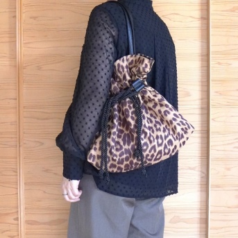 黒コーデが一気に垢抜けた…大人が持ちやすいレオパードバッグが想像以上によかった［PR］