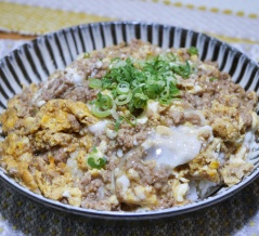食べ飽きない味「鶏ひき肉でそぼろ親子プレート」&昔懐かし味「サッポロ一番塩らーめん」