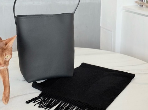 【PR】最近黒にハマっている♪ 本革ワンハンドルバッグ&カシミヤマフラー