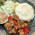 タイで人気の皮つき豚の「ガパオ・ムーコップ」（東京・大阪・福岡とタイ）