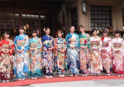 【画像】元AKB48川栄李奈らエイベックス美女10人、華やか晴れ着姿で集結！