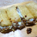 『納豆とチーズを挟んだキツネ焼き』の画像