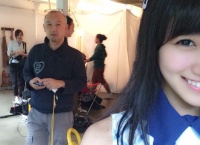 【AKB48】小嶋真子の後ろにガチオタが写ってる…