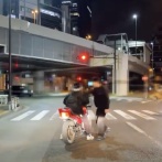 【悲報】イキって空吹かししてたバイク乗り、ブチ切れた若い兄ちゃんに絡まれて倒れてしまう