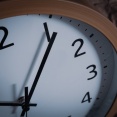 【悲報】昭和世代さん、「1時間弱」は1時間に満たない、「1時間強」は1時間＋αだと思ってる😭