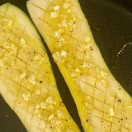 ズッキーニのステーキ　ピリ辛フレッシュトマトソースで