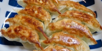 頼んだ二人前の餃子が一皿に5個×2列で盛られてきた時、互いに一列ずつ食べれば平等に5個ずつ食べられるのに彼女は俺と同じ列の餃子を何個か食べてたりする…