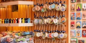 ある人の結婚祝いを友人と一緒に買いに行くことになった。私は色々見て選ぶつもりだったんだけど、友人は買う店も品物もすでに決めていた。