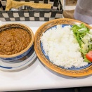 　夜の「インドカレー　フジヤ（三越前）」で「キーマカレー」と「ダルスープ」