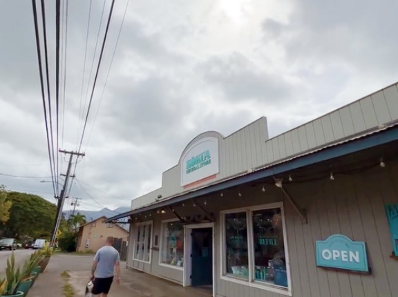 ハレイワにあるコクアファンデーションのジェネラルストアです。ジャックジョンソンに会えないかな・・・？