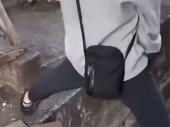 【動画】ドブ川で立ちションしていた男性の末路ｗｗｗｗｗ